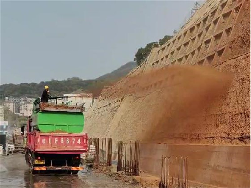 喷播机操作新手必看：三大省力效率高的喷播技巧解析