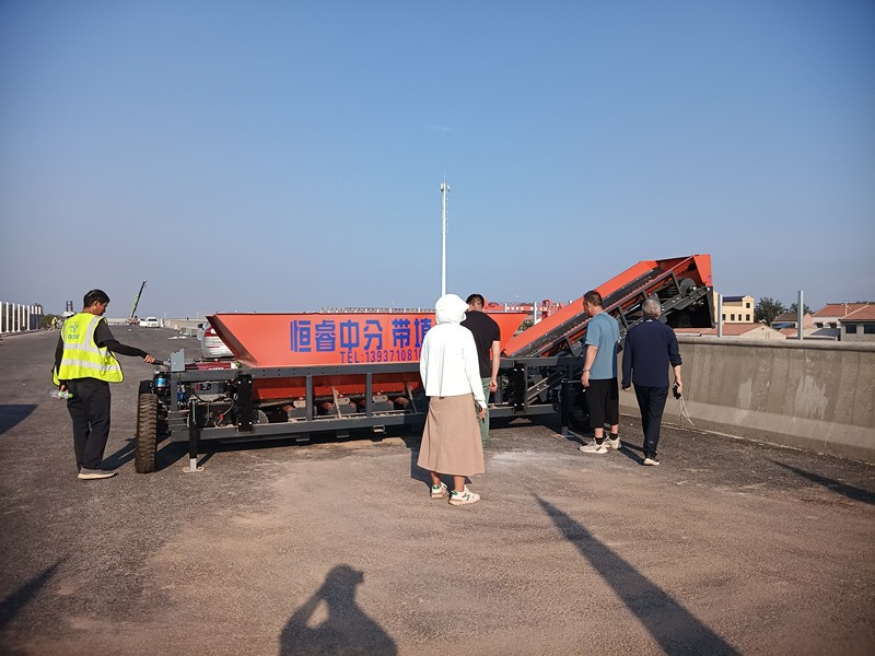 恒睿中分带填土机：以同步作业技术破解道路施工效率瓶颈​