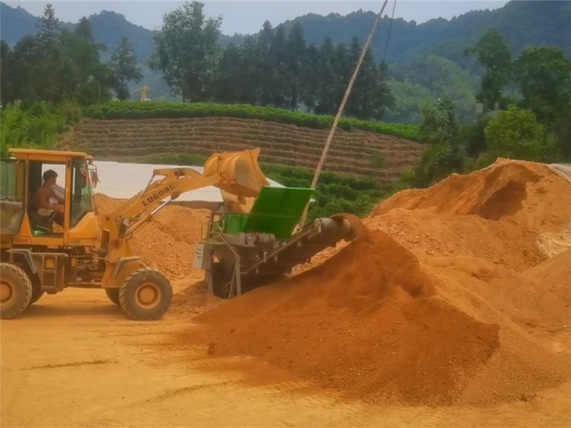 恒睿湿土筛分机，破解湿土筛分难题