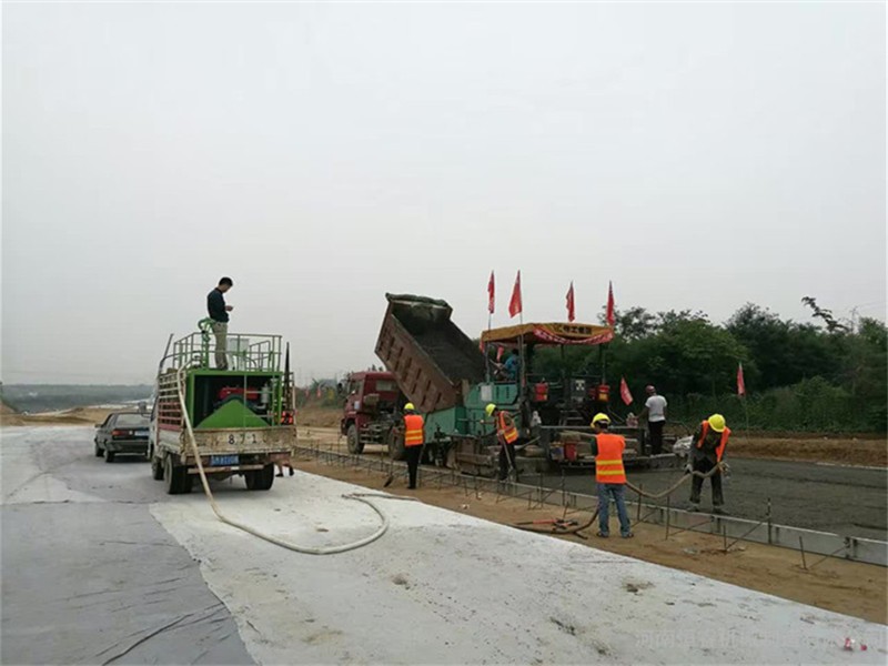 恒睿水泥浆喷洒机：高速公路水稳层铺设的专用利器​