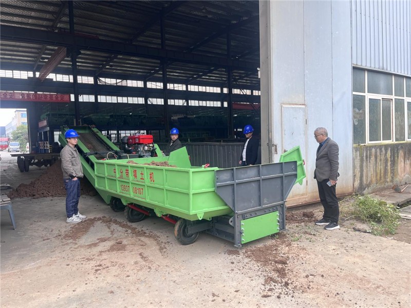 恒睿中分带填土机实力护航，告别道路中分带施工困扰！