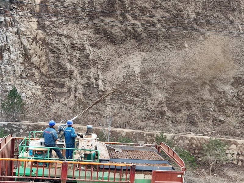 恒睿喷播机赋能边坡绿化高效率落地，陡坡攻坚利器！