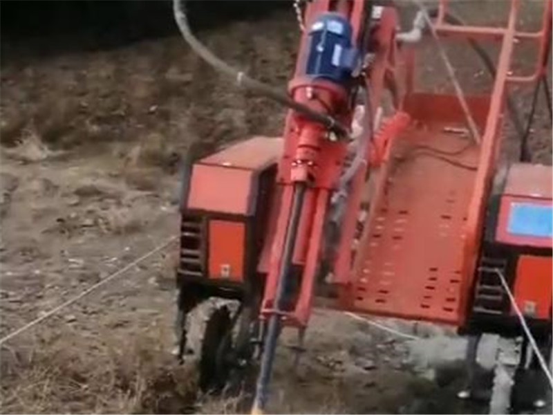 恒睿遥控爬坡钻机：全地形适配+远程安全，破解坡面施工痛点
