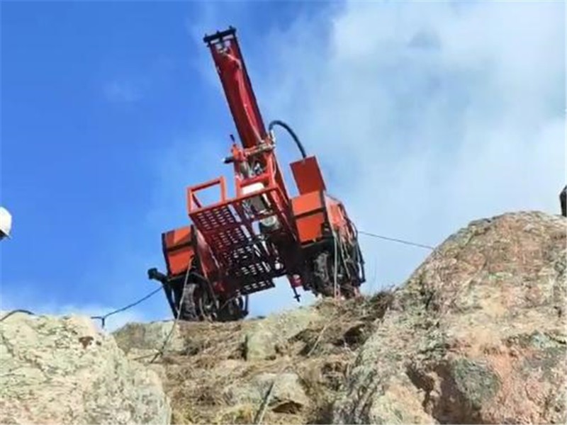 恒睿遥控爬坡钻机 人机分离守底线 破解陡峭坡面作业安全难题