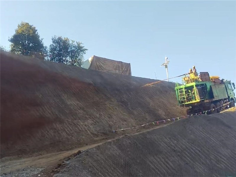 恒睿 480 型客土喷播机：直喷80米让边坡绿化施工更省心