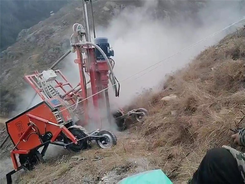 恒睿遥控爬坡钻机｜全地形适配，陡坡施工安全效率高