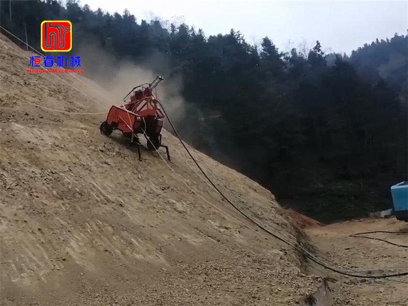 恒睿遥控爬坡潜孔钻机：高陡边坡矿山复绿光伏基建钻孔痛点解决方案