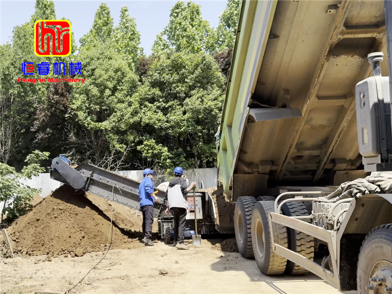 自走式中分带填土机：效率升级｜替代人工，大幅降低道路施工成本