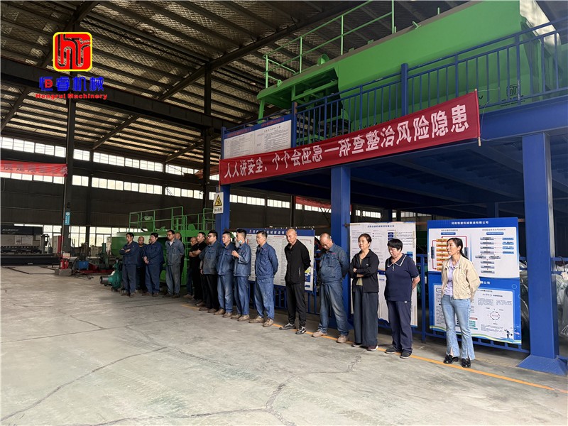 恒睿机械车间早会聚力生产，以安全品质打造生态修复工程装备