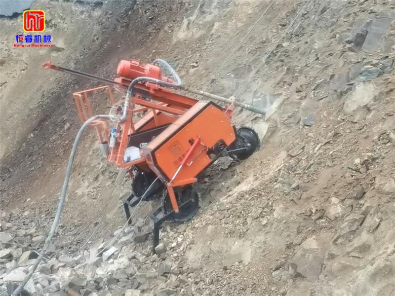 恒睿爬山虎遥控钻机｜山地光伏边坡治理坡面钻孔专用设备