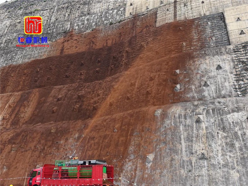 高陡喷砼边坡生态修复实例｜恒睿遥控喷播机助力白鹤滩旱谷地岩壁焕绿